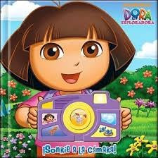 Sonrie a la camara dora la exploradora | sin autor