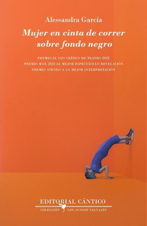 Mujer en cinta de correr sobre fondo negro | Alessandra García