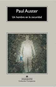 un hombre en la oscuridad